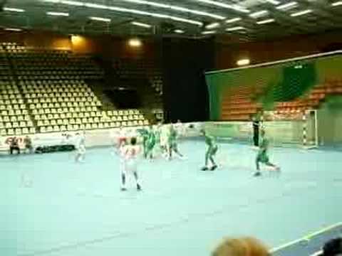 Timmie gör en gubbafint mot Oxie