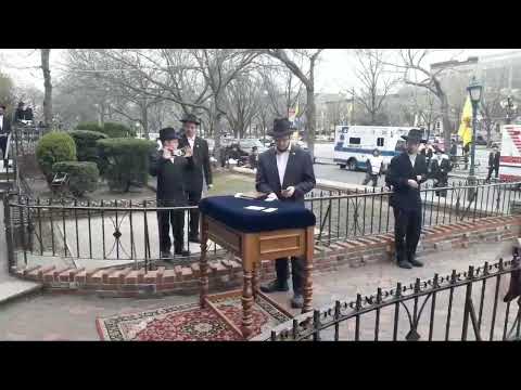 חלוקת דולרים להוספה בצדקה • י"א ניסן תש"פ