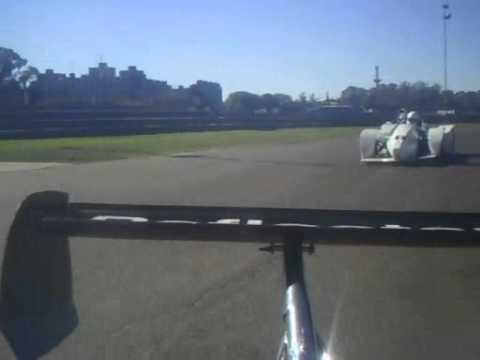 Danielzan yendo primero abandona por cable de acelerador