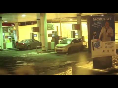 Kobieta myje auto benzyną 