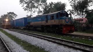 preview picture of video '৮০৫ আপ BFCT/Container Special ও ৭২১ আপ মহানগর এক্সপ্রেস'