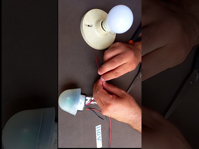 Vídeo relacionado con Greluma 2 Piezas Interruptor de sensor de fotocélula de atardecer a amanecer, interruptor fotoeléctrico, fotocélula impermeable IP65 para luces exteriores de 110 V, 120 V, 220 V, entrada de 240 V