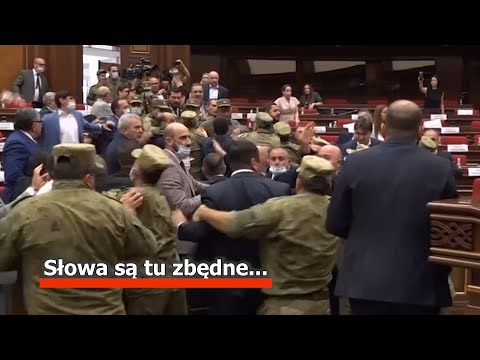 Dantejskie sceny w armeńskim parlamencie