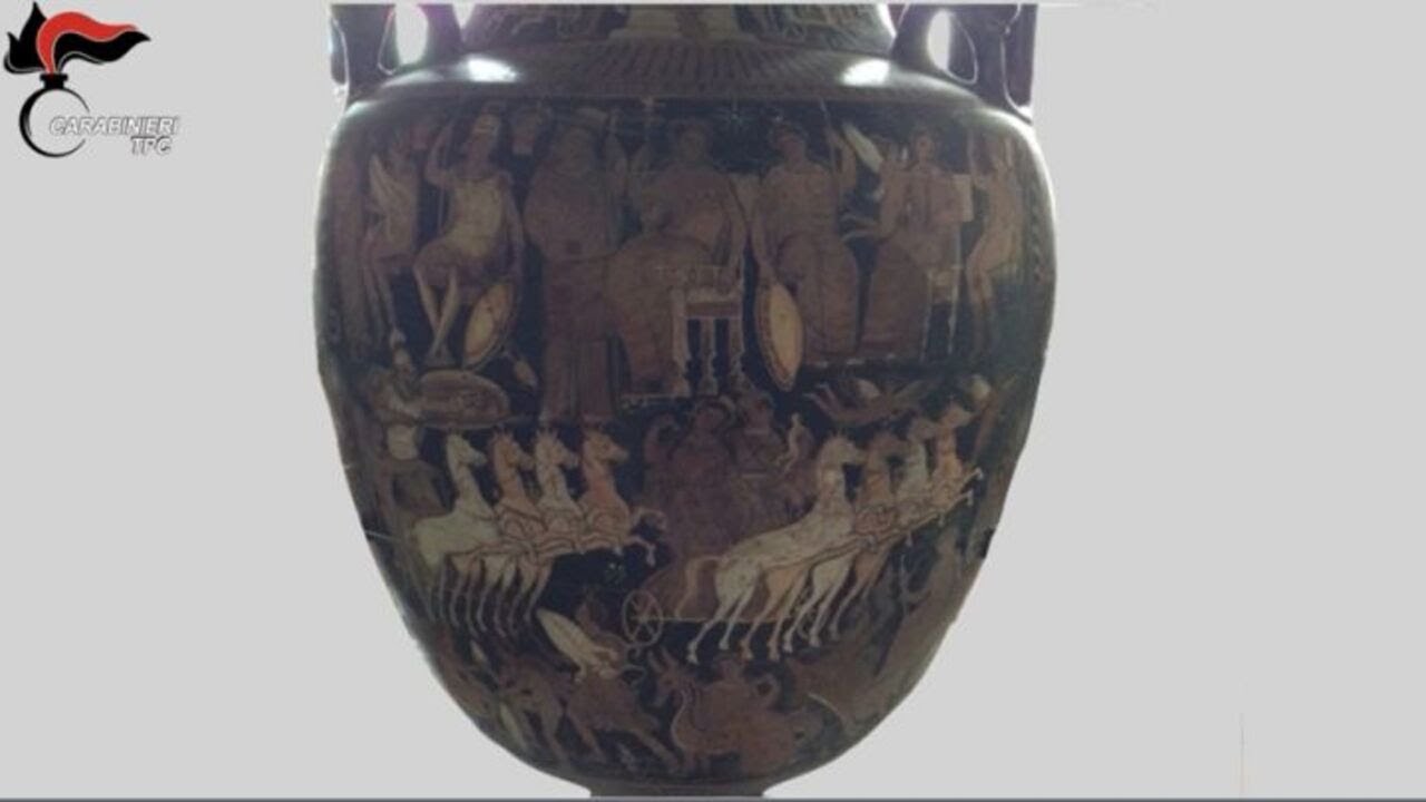 Sequestrati e restituiti 12 reperti archeologici sottratti in scavi clandestini