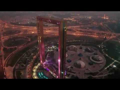 إضاءة برواز دبي باللون الوردي
