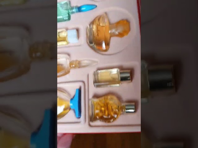 Vídeo relacionado con Charrier Parfums Top 10 Les Parfums de France - Caja lujosa de cartón que contiene 10 botellas en miniatura con Eau De Parfum, Color Rojo, 52,7 ml