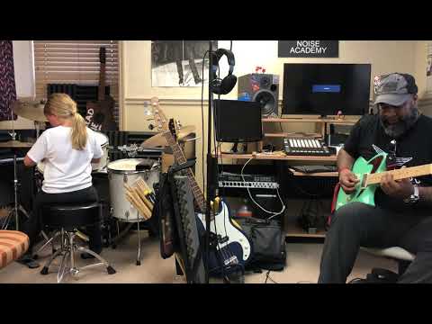 Finley Wright - free style drumming