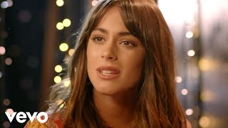 Kadr z teledysku Consejo de Amor tekst piosenki Martina Stoessel ft. Morat