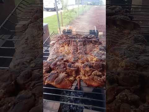 Amantino zanella assando um leitão dessosado na grelha no município de Bom Sucesso Do Sul Paraná