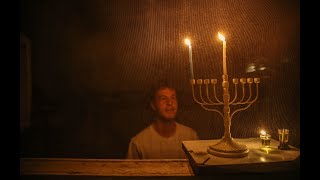 בחורי ישיבה מדליקים נרות חנוכה בעיר העתיקה של צפת