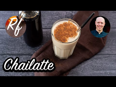 Chailatte är varm mjölk med chai-te och socker eller chaisirap.   Jag smaksatte med chaisirap som jag förberett innan>