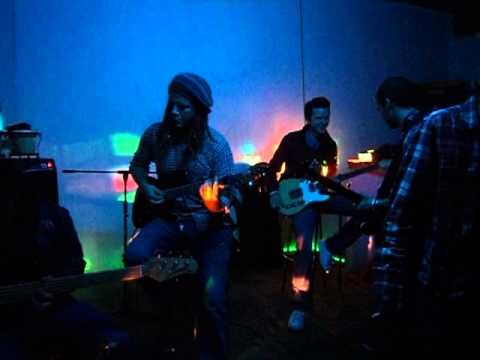 The Calyx and Friend/ Im blauem Haus MG