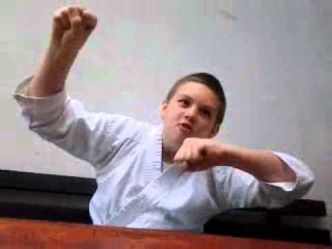 Amateur sings Kung Fu Fighting