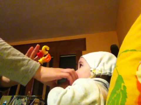 Bebe 6 meses identifica las primeras letras del alfabeto en inglés