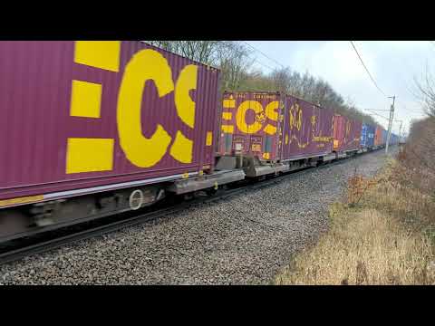 Class 90 90019 & 90020 on the 27/12/21 406R Mossend to Daventry Containers
