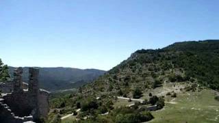 preview picture of video 'Uitzicht omgeving vanaf top berg bij ruïnestad Chateauneuf les Moustiers'