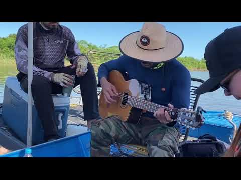 Rodolffo Fernando e Maiara na pescaria cantando MARCA EVIDENTE