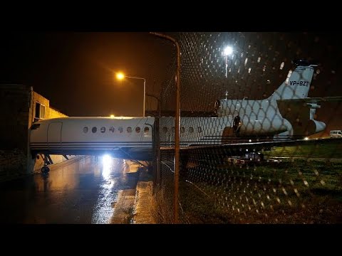 Vento arrasta avião em Malta