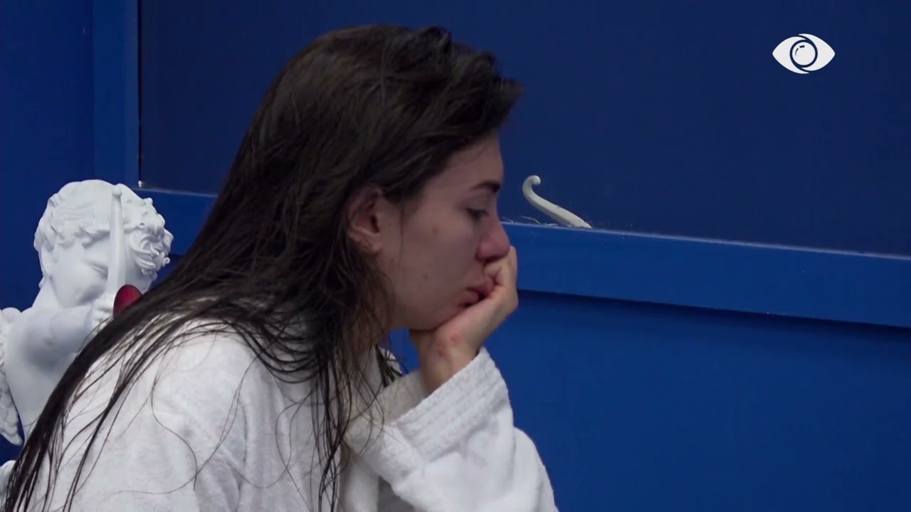 Ola e prekur pas debatit me Gjestin, qëndron e vetme në dhomën e gjumit