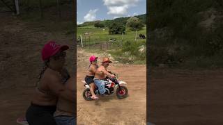 PILILIU E SUA NAMORADA NA MINI MOTO #shorts