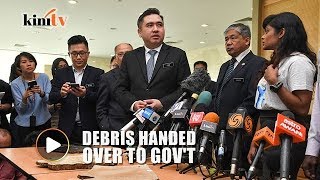 Relatives of MH370 victims hand over debris to gov’t