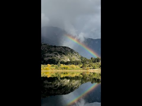 Una postal mágica: Arcoíris se refleja en laguna espejo de Futaleufú