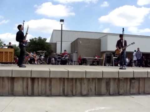 (Rare) The Red Coats- Seven Nation Army cover at High School Talent Show