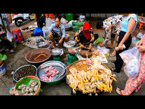 Most Popular Walking tour Exploring traditional market in Phnom Penh / Cambodian Street Food