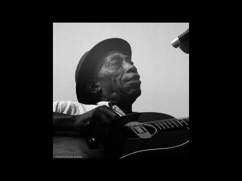🎸 Blues Chronicles #16: Mississippi John Hurt - Guitar History Lesson - Reverend Robert Jones