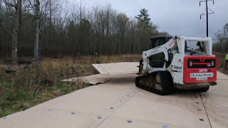 メガばんULTRA敷設ビデオ：耐荷重150トン車を誇るメガばんULTRA。こんな未開地でさえ並べて連結するだけで、道路が完成します