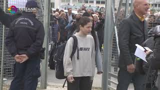 ΜΕ ΠΟΛΙΤΙΚΕΣ ΠΑΡΕΜΒΑΣΕΙΣ ΚΑΙ ΑΙΧΜΕΣ ΞΕΚΙΝΗΣΕ Η ΔΙΚΗ ΓΙΑ ΤΑ ΤΕΜΠΗ 23 03 2026 ΜΕ ΠΟΛΙΤΙΚΕΣ ΠΑΡΕΜΒΑΣΕΙΣ ΚΑΙ ΑΙΧΜΕΣ ΞΕΚΙΝΗΣΕ Η ΔΙΚΗ ΓΙΑ ΤΑ ΤΕΜΠΗ 23 03 2026