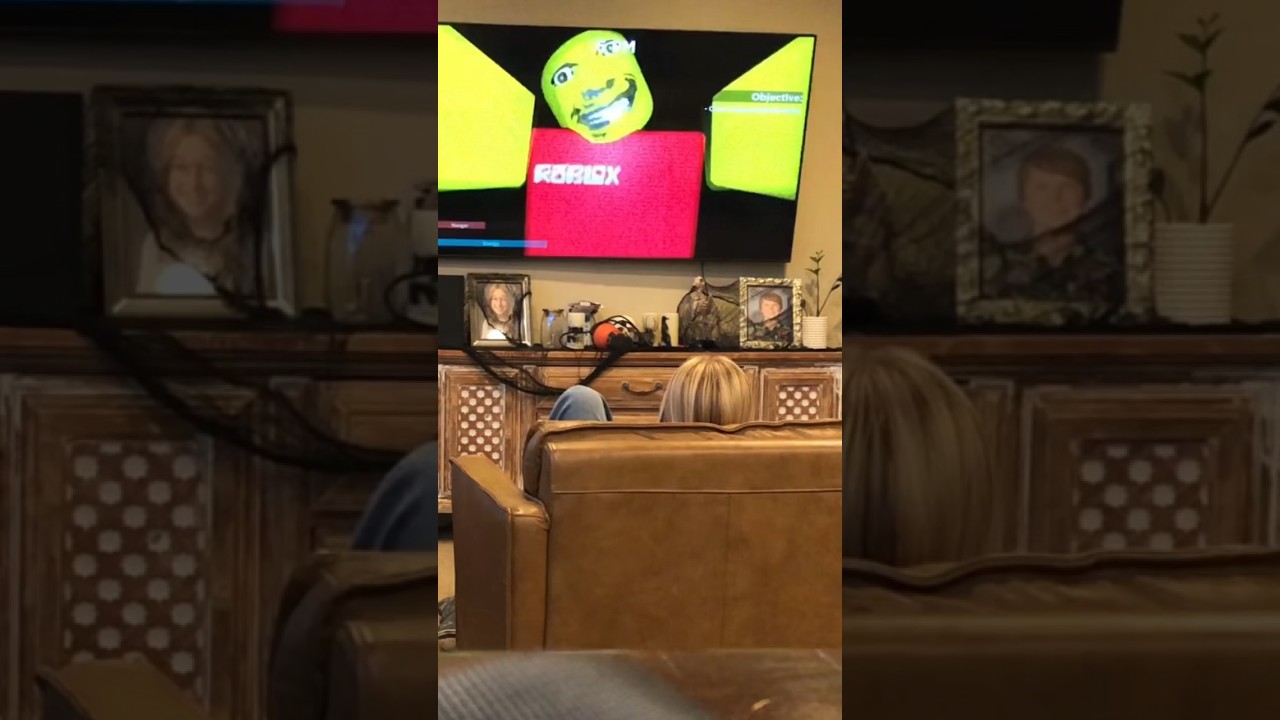 Scaring my sister in weird strict dad #funny #prank #roblox #weirdstrictdad #scary