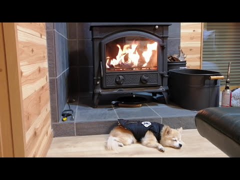 foyer extérieur cheminée-moderne--coin-salon-resine-tresse-coussin