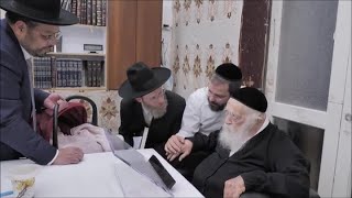 רגע מרגש בבית הרב חיים קנייבסקי מבטיח ילד לאשה עקרה 21 שנה והיא יולדת בת כעבור שנה - נס גלוי