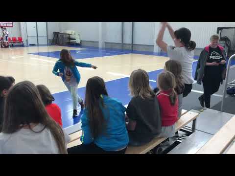 Easter Cup Klatovy 2022 - Mexická vlna na utkání U15B BK Kladno - Slavia Kroměříž