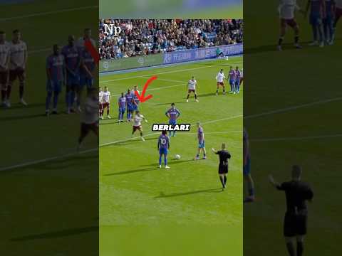 Mengapa pemain ini tiba-tiba merebut bola saat tendangan bebas?#shorts