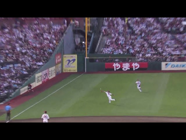 【1回表】投手を助ける好プレー!! イーグルス・村林一輝 詰まった打球をダイビングキャッチ!!  2024年8月17日 東北楽天ゴールデンイーグルス 対 埼玉西武ライオンズ