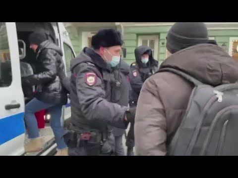 ロシア警察がナバルニーの妻と重要な同盟者を拘束 (Russian police detain Navalny's wife and key ally)