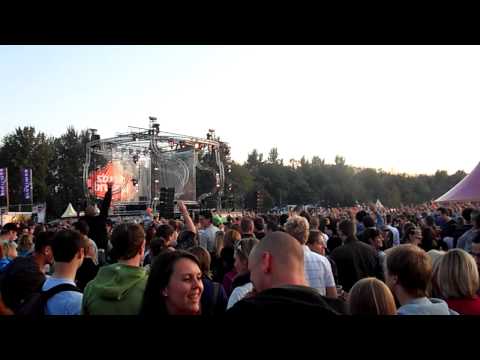 Laundry day 2009 - Crowd dancin' on Dizzee Rascal & Armand Van Helden - Bonkers