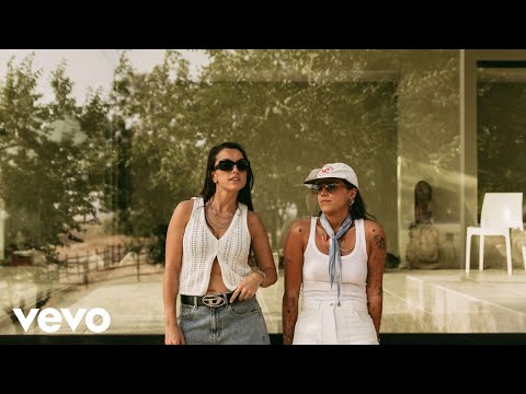 MARLENA - se sube la falda