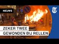 Relschoppers steken politieauto's in brand in Rotterdam