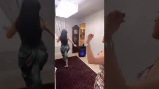 الرقص والهز اليمني