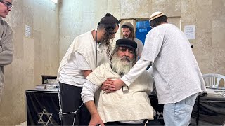 ‏ הרב שלום סבג שידור חי כ״ט בשבט (הרב שלום סבג) - התמונה מוצגת ישירות מתוך אתר האינטרנט יוטיוב. זכויות היוצרים בתמונה שייכות ליוצרה. קישור קרדיט למקור התוכן נמצא בתוך דף הסרטון