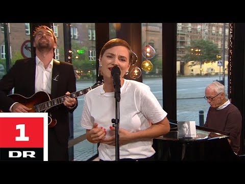 Emilie Schiøtt og Bent Fabricius-Bjerre - Give me a kiss (LIVE) | Aftenshowet | DR1