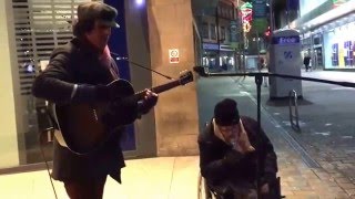 Homeless man joins busker for spontaneous New Year&#39;s Eve street jam, the result is incredible