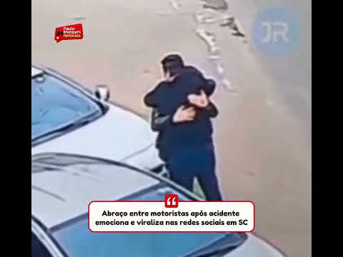 Abraço entre motoristas após acidente emociona e viraliza nas redes sociais em SC