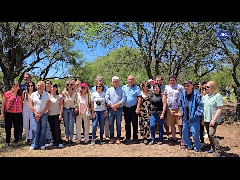 Poggi le anunció a 13 familias de El Volcán que pasarán la Navidad del 2026 en su casa propia