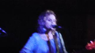 barbara breedijk sings in dutch at Tennessee bar open mic.MOV