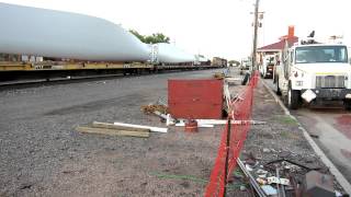 preview picture of video 'Union Pacific windmill train arrives eastbound at Salina, Kansas, Union Station while 844 is in town'