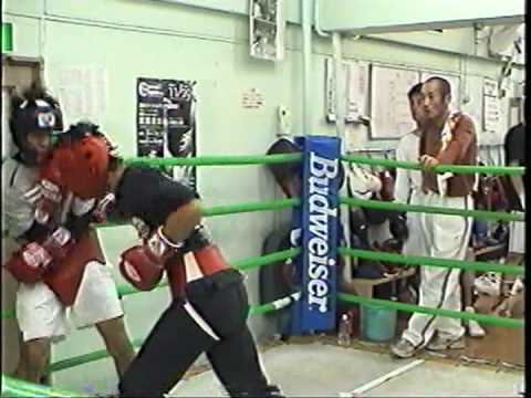 スパーリング　（黒）正山照門選手　×　（赤）プロ選手